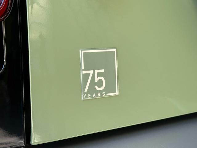 ディフェンダー 　７５台限定　グラスミアグリーンエクステリアカラー（メタリックペイント）　　ステアリングホイール　（ヒーター付）　７５周年グラフィック（テールゲート・クロスカービームエンドキャップ）（13枚目）