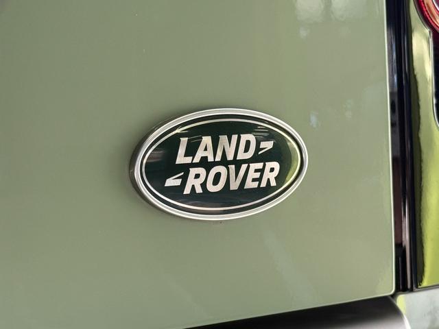 ディフェンダー 　７５台限定　グラスミアグリーンエクステリアカラー（メタリックペイント）　　ステアリングホイール　（ヒーター付）　７５周年グラフィック（テールゲート・クロスカービームエンドキャップ）（14枚目）