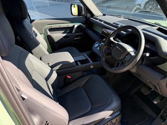 ディフェンダー 　７５台限定　グラスミアグリーンエクステリアカラー（メタリックペイント）　　ステアリングホイール　（ヒーター付）　７５周年グラフィック（テールゲート・クロスカービームエンドキャップ）（16枚目）