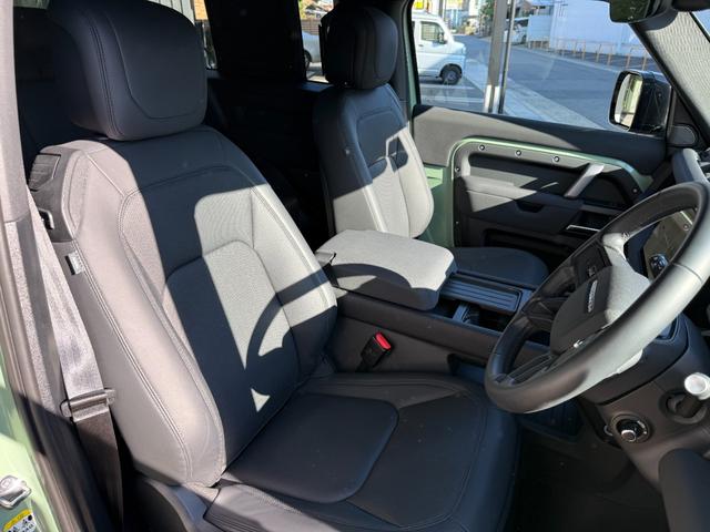 ディフェンダー 　７５台限定　グラスミアグリーンエクステリアカラー（メタリックペイント）　　ステアリングホイール　（ヒーター付）　７５周年グラフィック（テールゲート・クロスカービームエンドキャップ）（17枚目）