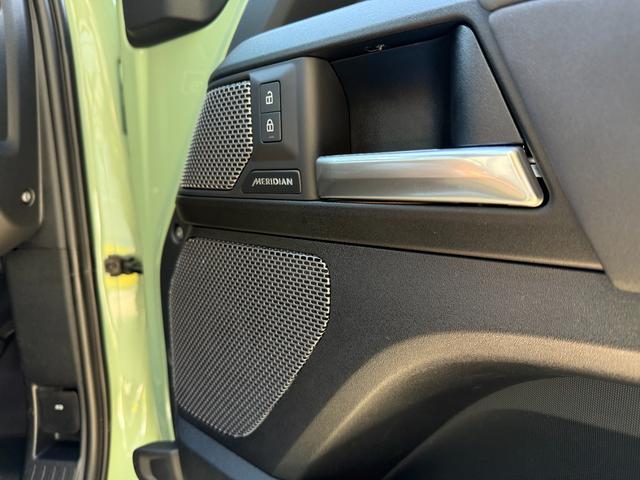 ディフェンダー 　７５台限定　グラスミアグリーンエクステリアカラー（メタリックペイント）　　ステアリングホイール　（ヒーター付）　７５周年グラフィック（テールゲート・クロスカービームエンドキャップ）（18枚目）