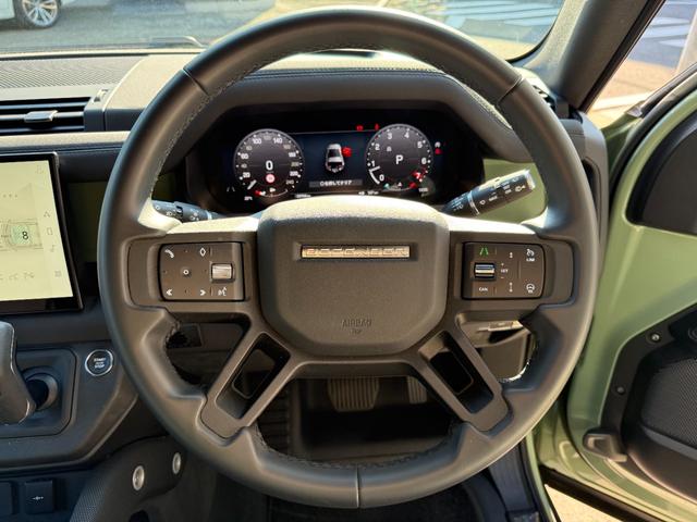 ディフェンダー 　７５台限定　グラスミアグリーンエクステリアカラー（メタリックペイント）　　ステアリングホイール　（ヒーター付）　７５周年グラフィック（テールゲート・クロスカービームエンドキャップ）（20枚目）