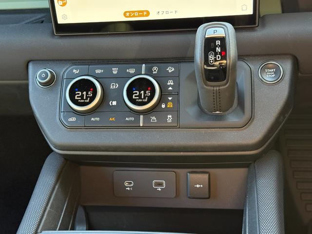 ディフェンダー 　７５台限定　グラスミアグリーンエクステリアカラー（メタリックペイント）　　ステアリングホイール　（ヒーター付）　７５周年グラフィック（テールゲート・クロスカービームエンドキャップ）（25枚目）