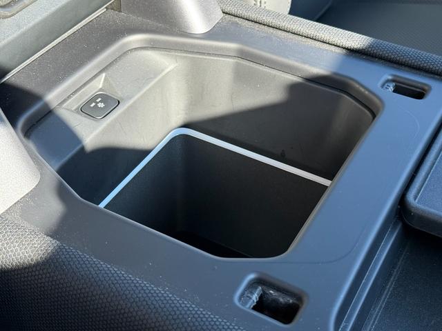 ディフェンダー 　７５台限定　グラスミアグリーンエクステリアカラー（メタリックペイント）　　ステアリングホイール　（ヒーター付）　７５周年グラフィック（テールゲート・クロスカービームエンドキャップ）（27枚目）