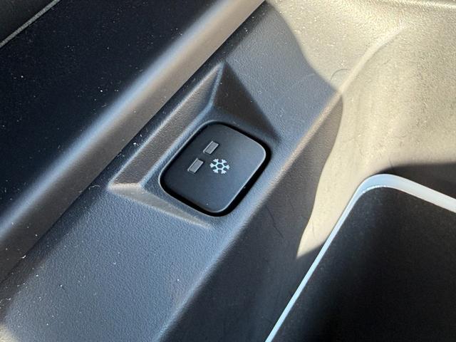 ディフェンダー 　７５台限定　グラスミアグリーンエクステリアカラー（メタリックペイント）　　ステアリングホイール　（ヒーター付）　７５周年グラフィック（テールゲート・クロスカービームエンドキャップ）（28枚目）