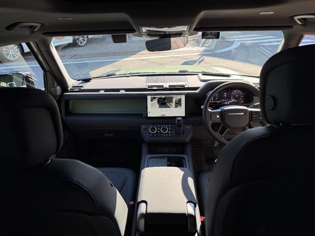 ディフェンダー 　７５台限定　グラスミアグリーンエクステリアカラー（メタリックペイント）　　ステアリングホイール　（ヒーター付）　７５周年グラフィック（テールゲート・クロスカービームエンドキャップ）（30枚目）