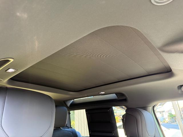 ディフェンダー 　７５台限定　グラスミアグリーンエクステリアカラー（メタリックペイント）　　ステアリングホイール　（ヒーター付）　７５周年グラフィック（テールゲート・クロスカービームエンドキャップ）（32枚目）