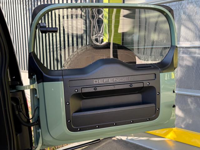 ディフェンダー 　７５台限定　グラスミアグリーンエクステリアカラー（メタリックペイント）　　ステアリングホイール　（ヒーター付）　７５周年グラフィック（テールゲート・クロスカービームエンドキャップ）（34枚目）