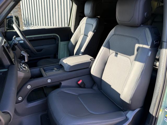 ディフェンダー 　７５台限定　グラスミアグリーンエクステリアカラー（メタリックペイント）　　ステアリングホイール　（ヒーター付）　７５周年グラフィック（テールゲート・クロスカービームエンドキャップ）（37枚目）