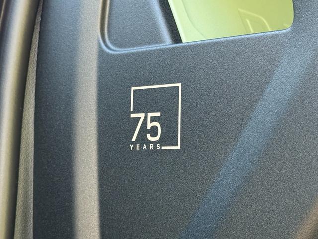 ディフェンダー 　７５台限定　グラスミアグリーンエクステリアカラー（メタリックペイント）　　ステアリングホイール　（ヒーター付）　７５周年グラフィック（テールゲート・クロスカービームエンドキャップ）（38枚目）