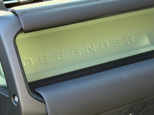 ディフェンダー 　７５台限定　グラスミアグリーンエクステリアカラー（メタリックペイント）　　ステアリングホイール　（ヒーター付）　７５周年グラフィック（テールゲート・クロスカービームエンドキャップ）（39枚目）