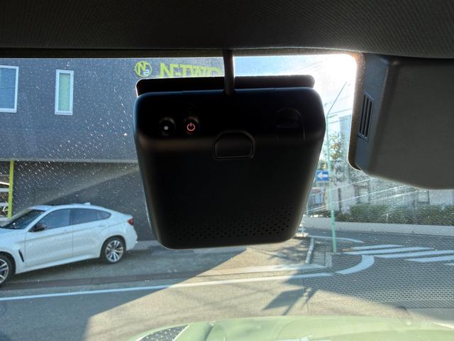 ディフェンダー 　７５台限定　グラスミアグリーンエクステリアカラー（メタリックペイント）　　ステアリングホイール　（ヒーター付）　７５周年グラフィック（テールゲート・クロスカービームエンドキャップ）（40枚目）