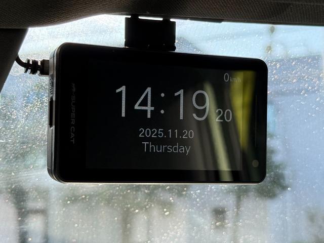 ディフェンダー 　７５台限定　グラスミアグリーンエクステリアカラー（メタリックペイント）　　ステアリングホイール　（ヒーター付）　７５周年グラフィック（テールゲート・クロスカービームエンドキャップ）（42枚目）