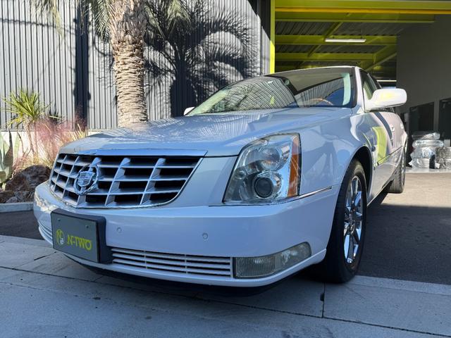 キャデラックＤＴＳ ４．６Ｌ　４．６ＬノーススターＶ型８気筒　ＢＯＳＥプレミアムサウンド　ニュアンスレザー　パワーシート　純正クローム・アルミホイール（１８インチ）前後席シートヒーター（2枚目）
