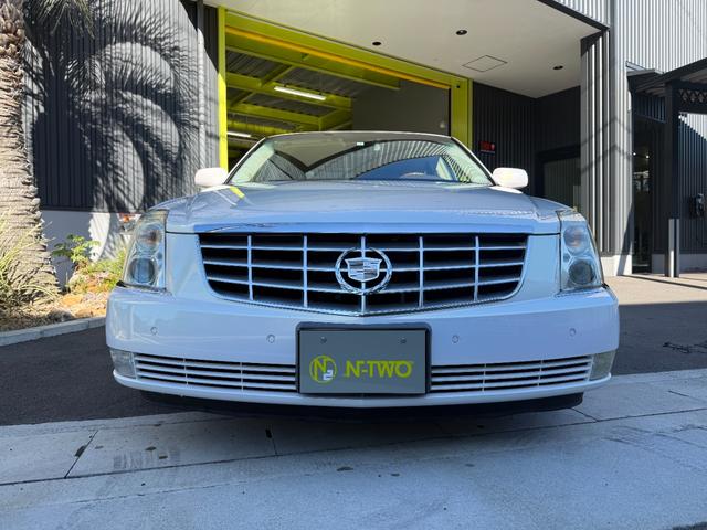 キャデラックＤＴＳ ４．６Ｌ　４．６ＬノーススターＶ型８気筒　ＢＯＳＥプレミアムサウンド　ニュアンスレザー　パワーシート　純正クローム・アルミホイール（１８インチ）前後席シートヒーター（3枚目）