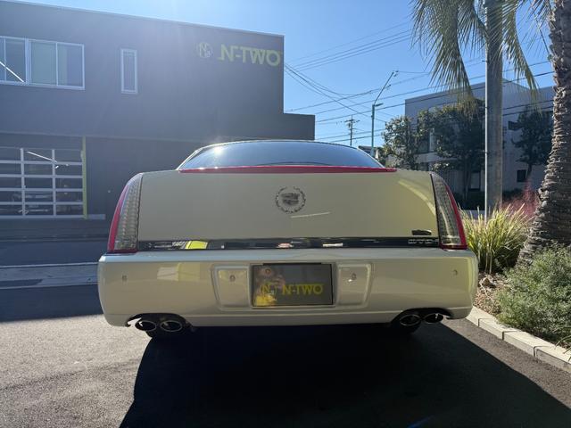 キャデラックＤＴＳ ４．６Ｌ　４．６ＬノーススターＶ型８気筒　ＢＯＳＥプレミアムサウンド　ニュアンスレザー　パワーシート　純正クローム・アルミホイール（１８インチ）前後席シートヒーター（7枚目）