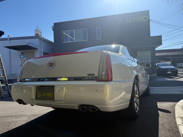 キャデラックＤＴＳ ４．６Ｌ　４．６ＬノーススターＶ型８気筒　ＢＯＳＥプレミアムサウンド　ニュアンスレザー　パワーシート　純正クローム・アルミホイール（１８インチ）前後席シートヒーター（8枚目）