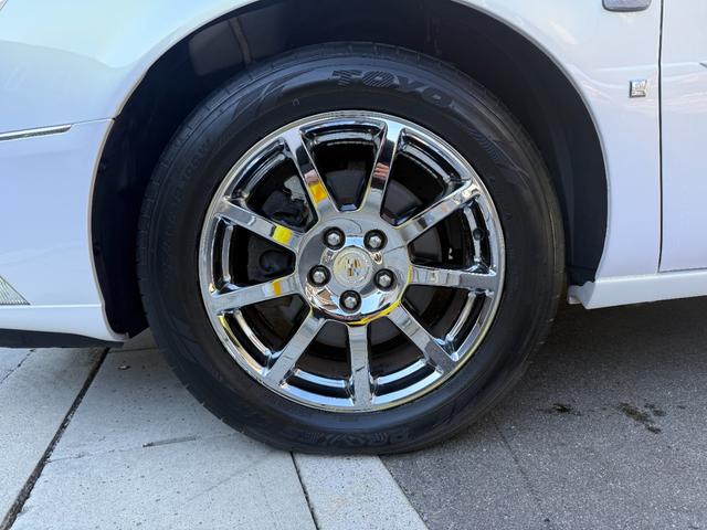 キャデラックＤＴＳ ４．６Ｌ　４．６ＬノーススターＶ型８気筒　ＢＯＳＥプレミアムサウンド　ニュアンスレザー　パワーシート　純正クローム・アルミホイール（１８インチ）前後席シートヒーター（9枚目）