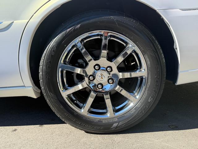 キャデラックＤＴＳ ４．６Ｌ　４．６ＬノーススターＶ型８気筒　ＢＯＳＥプレミアムサウンド　ニュアンスレザー　パワーシート　純正クローム・アルミホイール（１８インチ）前後席シートヒーター（10枚目）