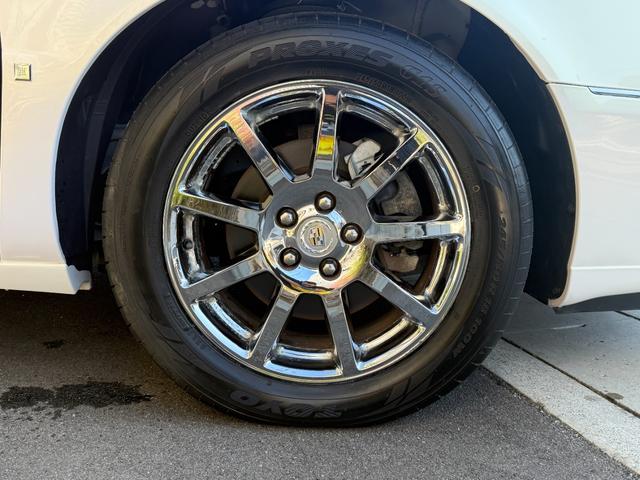 キャデラックＤＴＳ ４．６Ｌ　４．６ＬノーススターＶ型８気筒　ＢＯＳＥプレミアムサウンド　ニュアンスレザー　パワーシート　純正クローム・アルミホイール（１８インチ）前後席シートヒーター（12枚目）