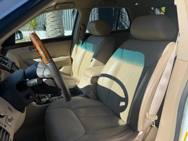 キャデラックＤＴＳ ４．６Ｌ　４．６ＬノーススターＶ型８気筒　ＢＯＳＥプレミアムサウンド　ニュアンスレザー　パワーシート　純正クローム・アルミホイール（１８インチ）前後席シートヒーター（16枚目）