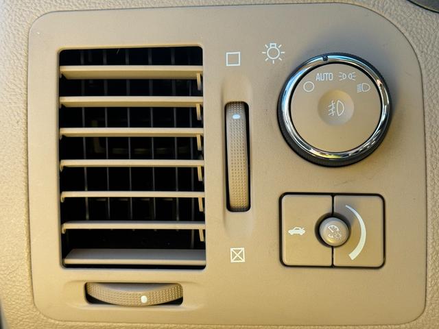 キャデラックＤＴＳ ４．６Ｌ　４．６ＬノーススターＶ型８気筒　ＢＯＳＥプレミアムサウンド　ニュアンスレザー　パワーシート　純正クローム・アルミホイール（１８インチ）前後席シートヒーター（18枚目）