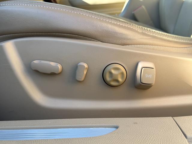 キャデラックＤＴＳ ４．６Ｌ　４．６ＬノーススターＶ型８気筒　ＢＯＳＥプレミアムサウンド　ニュアンスレザー　パワーシート　純正クローム・アルミホイール（１８インチ）前後席シートヒーター（21枚目）