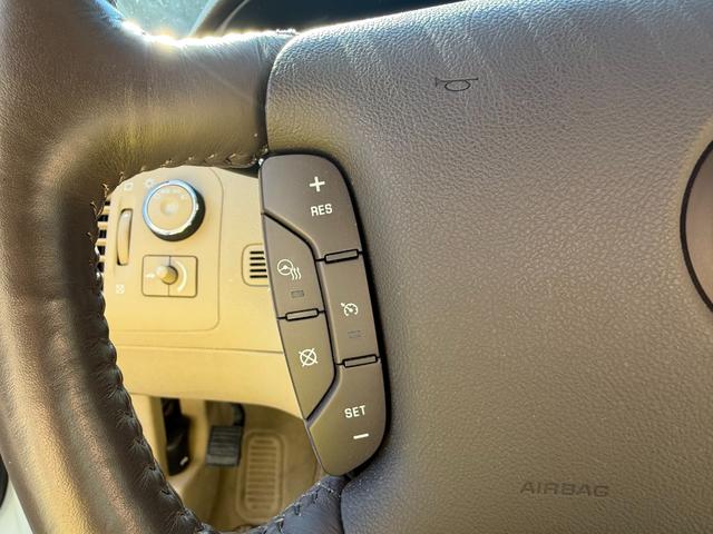 キャデラックＤＴＳ ４．６Ｌ　４．６ＬノーススターＶ型８気筒　ＢＯＳＥプレミアムサウンド　ニュアンスレザー　パワーシート　純正クローム・アルミホイール（１８インチ）前後席シートヒーター（23枚目）