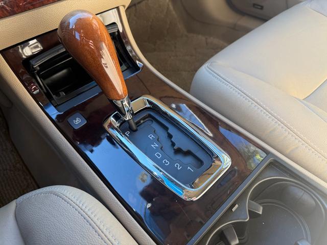 キャデラックＤＴＳ ４．６Ｌ　４．６ＬノーススターＶ型８気筒　ＢＯＳＥプレミアムサウンド　ニュアンスレザー　パワーシート　純正クローム・アルミホイール（１８インチ）前後席シートヒーター（30枚目）