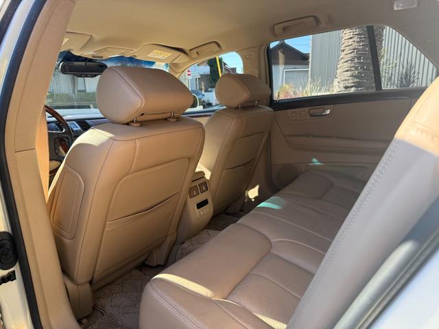 キャデラックＤＴＳ ４．６Ｌ　４．６ＬノーススターＶ型８気筒　ＢＯＳＥプレミアムサウンド　ニュアンスレザー　パワーシート　純正クローム・アルミホイール（１８インチ）前後席シートヒーター（31枚目）