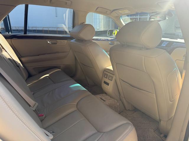 キャデラックＤＴＳ ４．６Ｌ　４．６ＬノーススターＶ型８気筒　ＢＯＳＥプレミアムサウンド　ニュアンスレザー　パワーシート　純正クローム・アルミホイール（１８インチ）前後席シートヒーター（37枚目）