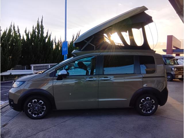 フリード ｅ：ＨＥＶクロスター　新車／キャンピングカー／ホワイトハウスキャンパー／ＰＯＰＵＰ／ポップアップ／車中泊／ＦＦヒーター／回転シート（5枚目）