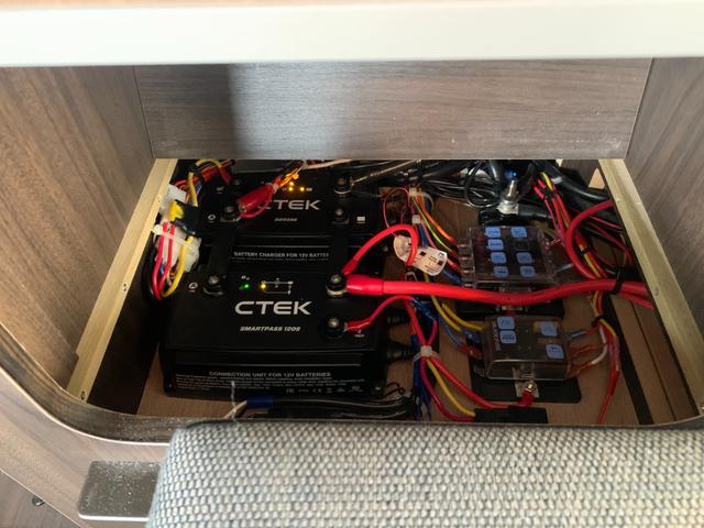 ハイエースバン ＳロングワイドＤＸ　ＧＬパッケージ　ハイエースキャンパー／ホワイトハウスキャンパー製／ＦＲＰオリジナＰＯＰ　ＵＰルーフ＆テント／ギャレー／４０Ｌ冷蔵庫／カセットコンロ＆コンパクトシンク／ＣＴＥＫ昇圧走行充電システム／フライスクリーン（30枚目）