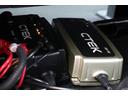 CTEKバッテリー充電器を搭載。車載状態のまま安全に充電でき、車中泊や長期保管時にも安心です。CTEK走行充電器と連携し、走行中にサブバッテリーを効率充電。車中泊や電装品使用時も電力を安定供給。