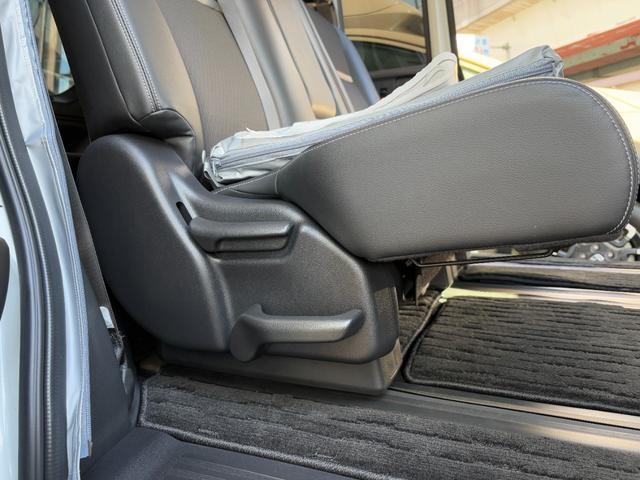 �����V�[�g�͍��E�̃��o�[�ŊȒP�ɑO��X���C�h�B�T�[�h�V�[�g�ւ̏��~����X�g���X�Ȃ��s���܂��B