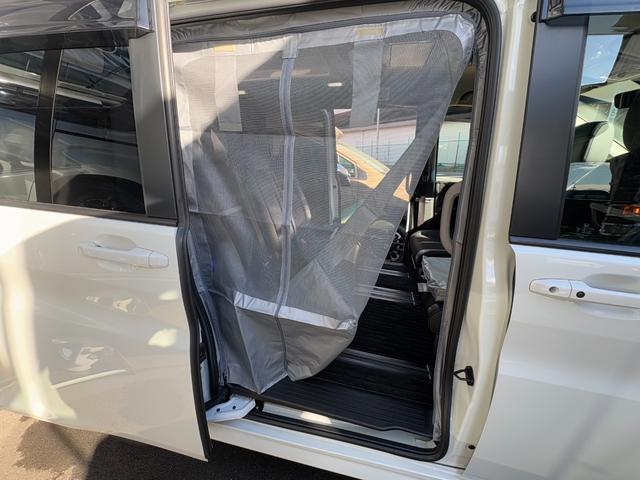 ���E�X���C�h�h�A�ɂ̓W�b�p�[�ŒE���\�ȖԌ˂��t���܂��B�_�u���W�b�p�[�ŊJ����ʒu���D���ɒ��߂ł��܂��I