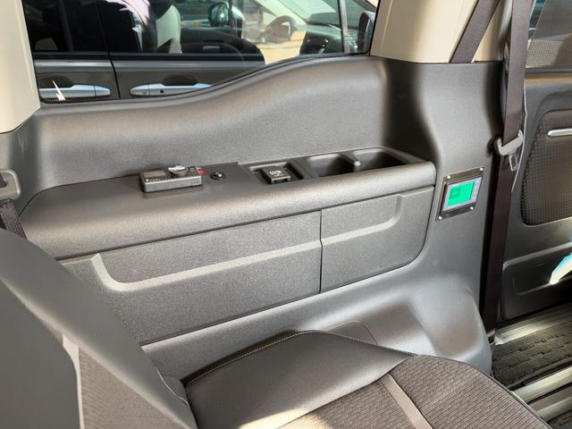 �T�[�h�V�[�g�e�ɂ̓T�u�o�b�e���[�̎�d���A�e�e�q�[�^�[�̃R���g���[���[�A�c�b�\�P�b�g�A�o�b�e���[���j�^�[���B