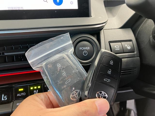 プリウス Ｚ　１オーナー車　全方位カメラ　障害物センサ　Ｂｌｕｅｔｏｏｔｈ　ワイヤレス充電ホルダー　ＥＴＣ　運転／助手席シートヒーター＆ベンチレーション　ステアリングヒータ　ブラインドスポットモニター　フルセグＴＶ（12枚目）