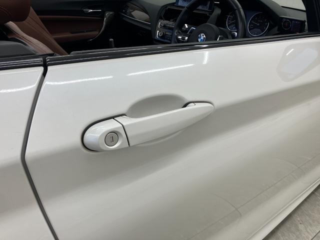 ２シリーズ ２２０ｉカブリオレ　Ｍスポーツ　茶シート　修復歴無し　純正ナビゲーション　モニター修繕済み　バックカメラ　Ｂｌｕｅｔｏｏｔｈ　障害物センサー　運転／助手席シートヒーター　ＨＩＤオートライト　フォグランプ　パドルシフト　ＥＴＣ（13枚目）