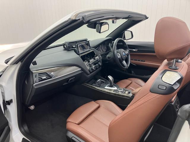 ２シリーズ ２２０ｉカブリオレ　Ｍスポーツ　茶シート　修復歴無し　純正ナビゲーション　モニター修繕済み　バックカメラ　Ｂｌｕｅｔｏｏｔｈ　障害物センサー　運転／助手席シートヒーター　ＨＩＤオートライト　フォグランプ　パドルシフト　ＥＴＣ（46枚目）