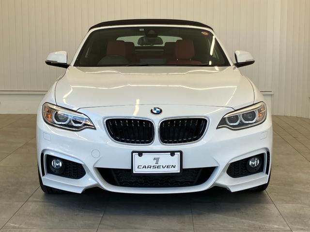 ２シリーズ ２２０ｉカブリオレ　Ｍスポーツ　１オーナー車両　アルピンホワイトＩＩＩ×赤シート　運転／助手席シートヒーター　障害物センサー　ＥＴＣ　純正ナビゲーション　バックカメラ　Ｂｌｕｅｔｏｏｔｈ　パドルシフト　純正１７インチアルミホイール（2枚目）