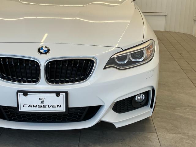 ２シリーズ ２２０ｉカブリオレ　Ｍスポーツ　１オーナー車両　アルピンホワイトＩＩＩ×赤シート　運転／助手席シートヒーター　障害物センサー　ＥＴＣ　純正ナビゲーション　バックカメラ　Ｂｌｕｅｔｏｏｔｈ　パドルシフト　純正１７インチアルミホイール（3枚目）