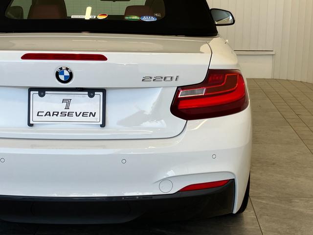 ２シリーズ ２２０ｉカブリオレ　Ｍスポーツ　１オーナー車両　アルピンホワイトＩＩＩ×赤シート　運転／助手席シートヒーター　障害物センサー　ＥＴＣ　純正ナビゲーション　バックカメラ　Ｂｌｕｅｔｏｏｔｈ　パドルシフト　純正１７インチアルミホイール（4枚目）