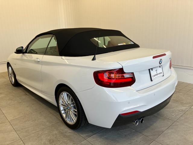 ２シリーズ ２２０ｉカブリオレ　Ｍスポーツ　１オーナー車両　アルピンホワイトＩＩＩ×赤シート　運転／助手席シートヒーター　障害物センサー　ＥＴＣ　純正ナビゲーション　バックカメラ　Ｂｌｕｅｔｏｏｔｈ　パドルシフト　純正１７インチアルミホイール（6枚目）