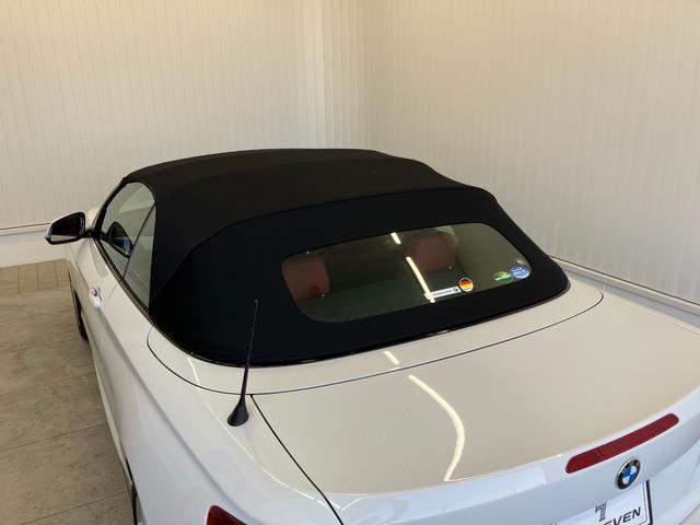 ２シリーズ ２２０ｉカブリオレ　Ｍスポーツ　１オーナー車両　アルピンホワイトＩＩＩ×赤シート　運転／助手席シートヒーター　障害物センサー　ＥＴＣ　純正ナビゲーション　バックカメラ　Ｂｌｕｅｔｏｏｔｈ　パドルシフト　純正１７インチアルミホイール（7枚目）