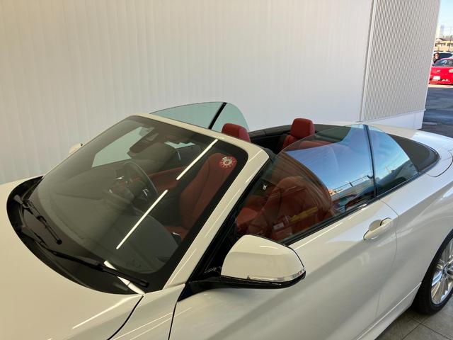 ２シリーズ ２２０ｉカブリオレ　Ｍスポーツ　１オーナー車両　アルピンホワイトＩＩＩ×赤シート　運転／助手席シートヒーター　障害物センサー　ＥＴＣ　純正ナビゲーション　バックカメラ　Ｂｌｕｅｔｏｏｔｈ　パドルシフト　純正１７インチアルミホイール（11枚目）