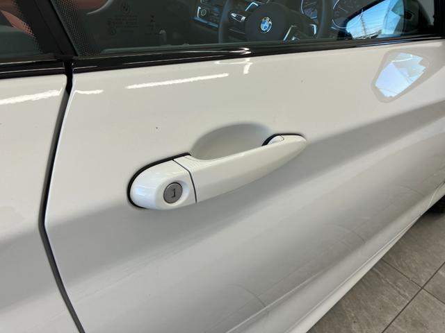 ２シリーズ ２２０ｉカブリオレ　Ｍスポーツ　１オーナー車両　アルピンホワイトＩＩＩ×赤シート　運転／助手席シートヒーター　障害物センサー　ＥＴＣ　純正ナビゲーション　バックカメラ　Ｂｌｕｅｔｏｏｔｈ　パドルシフト　純正１７インチアルミホイール（12枚目）