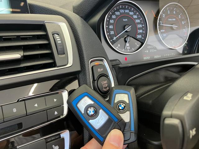 ２シリーズ ２２０ｉカブリオレ　Ｍスポーツ　１オーナー車両　アルピンホワイトＩＩＩ×赤シート　運転／助手席シートヒーター　障害物センサー　ＥＴＣ　純正ナビゲーション　バックカメラ　Ｂｌｕｅｔｏｏｔｈ　パドルシフト　純正１７インチアルミホイール（17枚目）