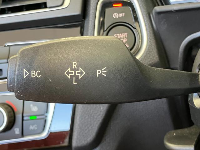 ２シリーズ ２２０ｉカブリオレ　Ｍスポーツ　１オーナー車両　アルピンホワイトＩＩＩ×赤シート　運転／助手席シートヒーター　障害物センサー　ＥＴＣ　純正ナビゲーション　バックカメラ　Ｂｌｕｅｔｏｏｔｈ　パドルシフト　純正１７インチアルミホイール（24枚目）