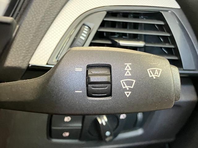 ２シリーズ ２２０ｉカブリオレ　Ｍスポーツ　１オーナー車両　アルピンホワイトＩＩＩ×赤シート　運転／助手席シートヒーター　障害物センサー　ＥＴＣ　純正ナビゲーション　バックカメラ　Ｂｌｕｅｔｏｏｔｈ　パドルシフト　純正１７インチアルミホイール（25枚目）